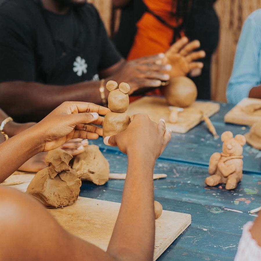 Peinture, perles, poterie &agrave; Accra