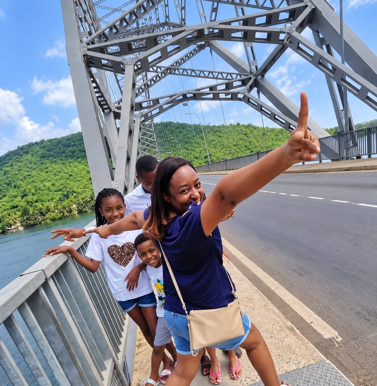 Carole et une famille sur le pont d'Adome, au Ghana