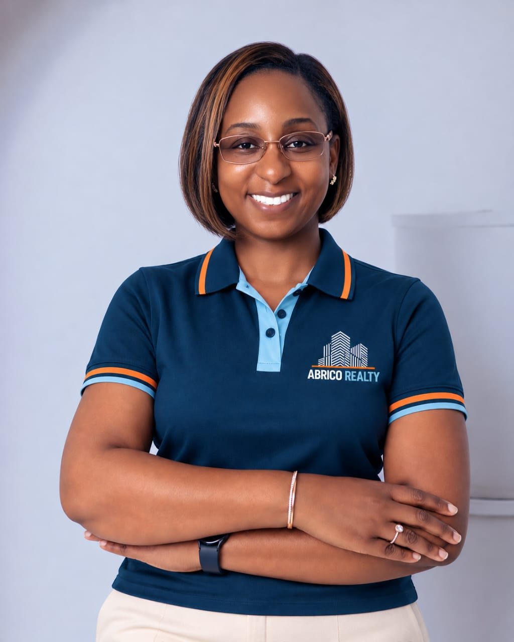 Carole K., fondatrice d'Abrico Realty, en polo aux couleurs de la marque