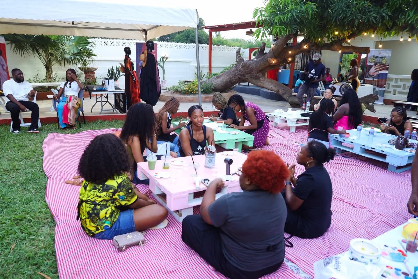 Rencontre conviviale en plein air dans un jardin a Accra