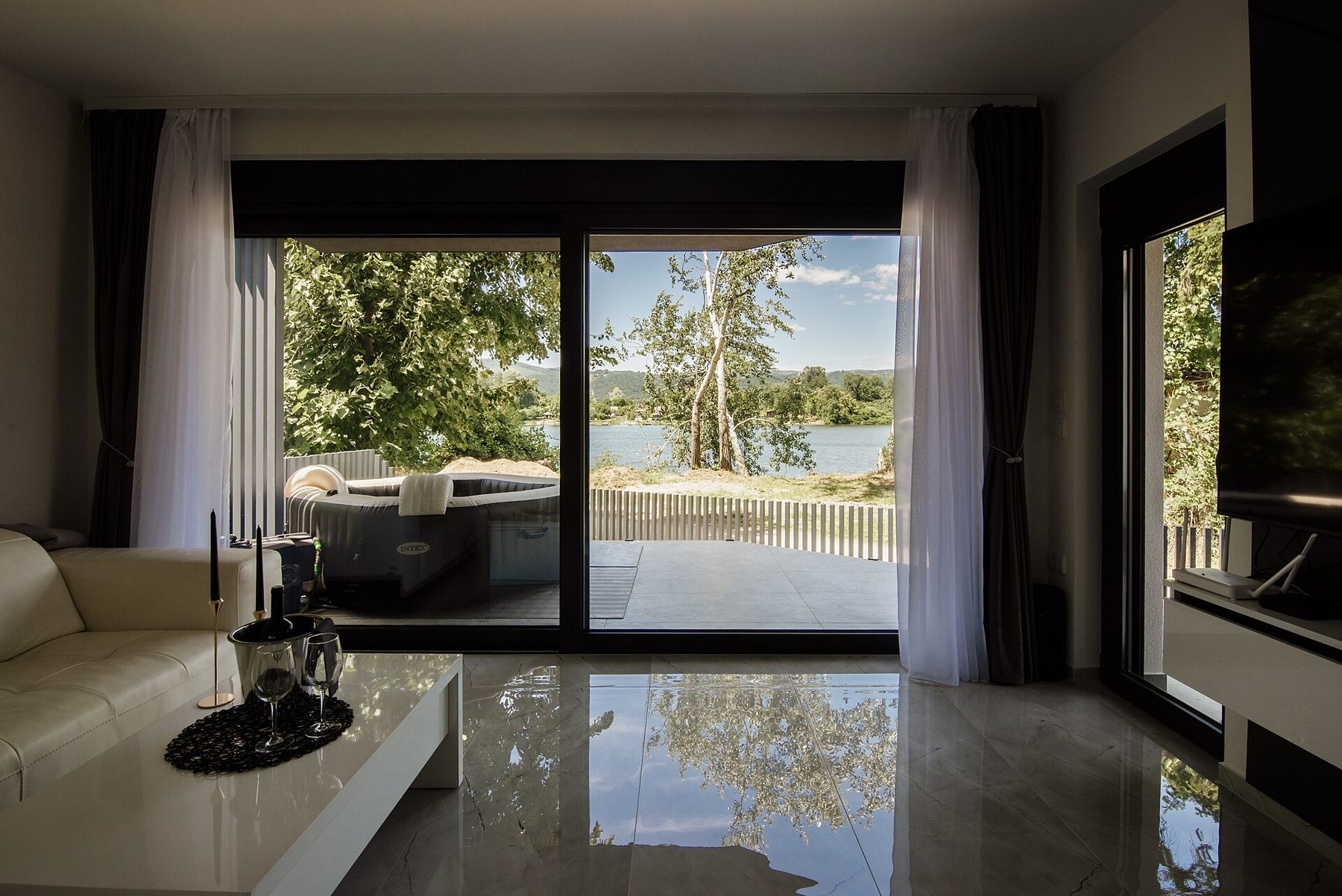 Salon lumineux d'une villa moderne a Accra